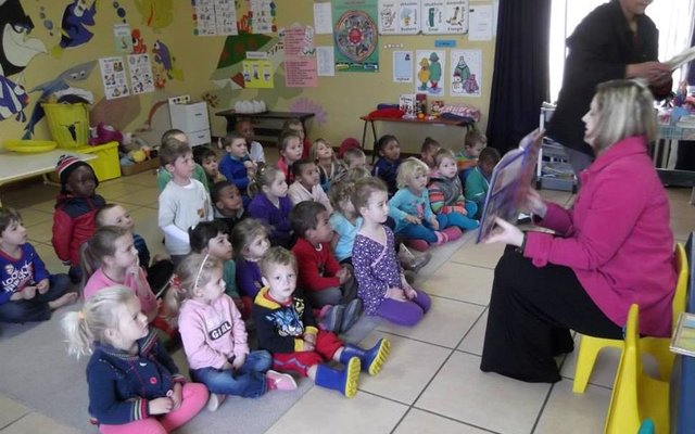 Kleuters van De Kleine Gansies Kleuterskool wat ‘n interessante besoek deur Gansbaai Biblioteek ontvang het 